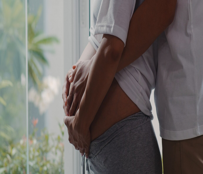jeune-couple-femmes-enceintes-asiatiques-etreignent-tenant-ventre-discutant-leur-enfant-maman-papa-se-sentent-heureux-souriants ASPIRATEUR NASAL (weebaby)